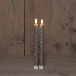 Anna Collection LED swirl dinerkaarsen - 2x st - taupe grijs - 23 cm