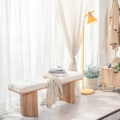 Bank van massief hout en witte lussen