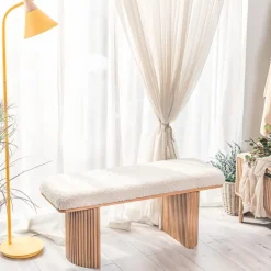 Bank van massief hout en witte lussen