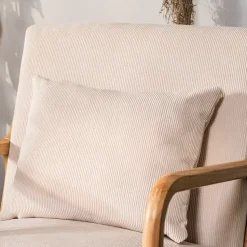 Fauteuil van massief hout en beige stof