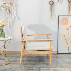 Fauteuil van massief hout en beige stof