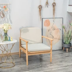 Fauteuil van massief hout en beige stof