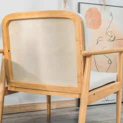 Fauteuil van massief hout en beige stof