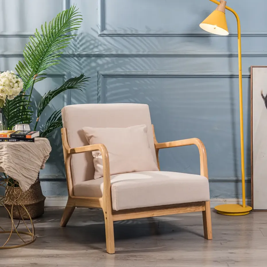 Fauteuil van massief hout en beige stof