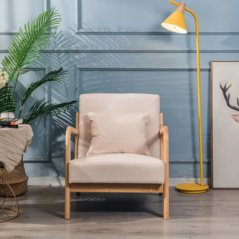 Fauteuil van massief hout en beige stof