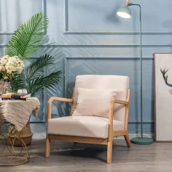 Fauteuil van massief hout en beige stof