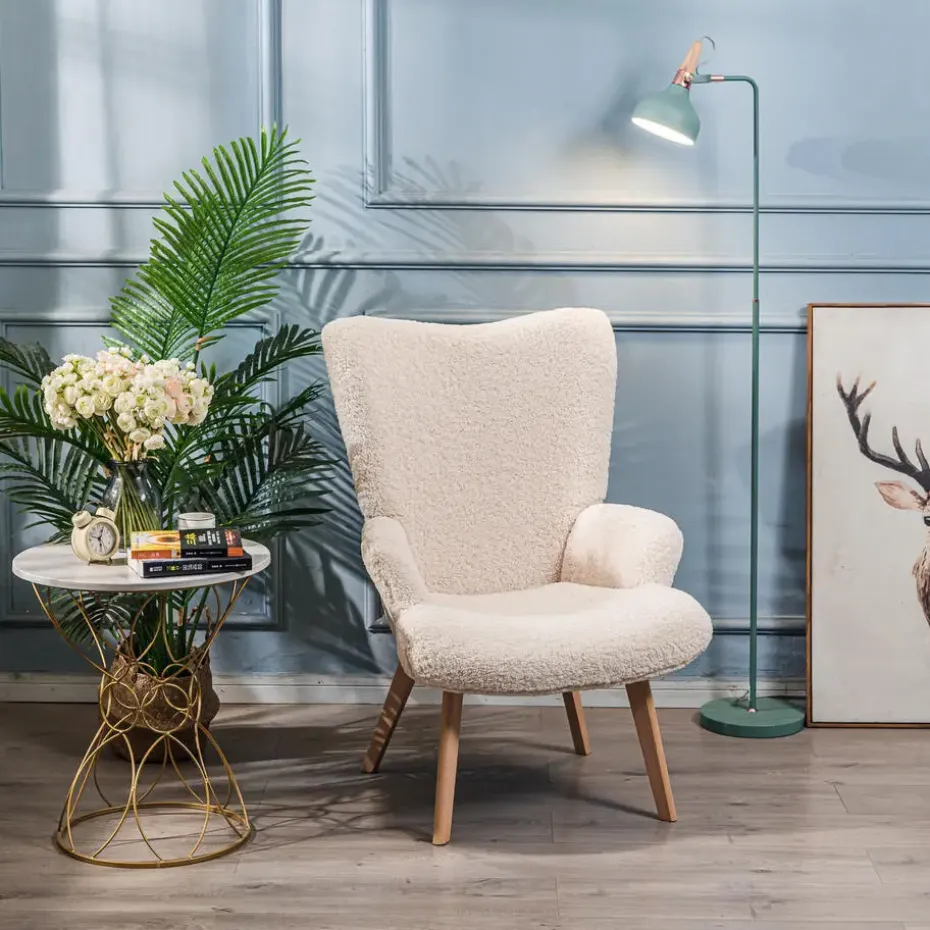 Fauteuil van massief hout en witte lussen