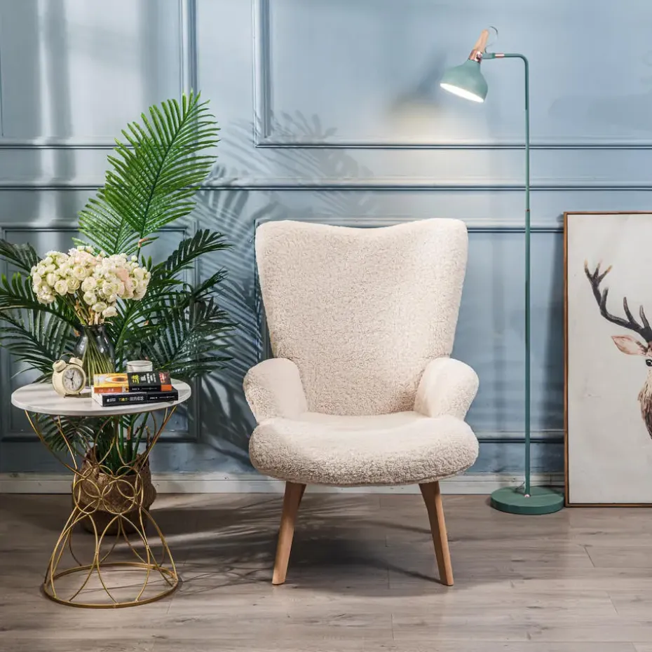 Fauteuil van massief hout en witte lussen