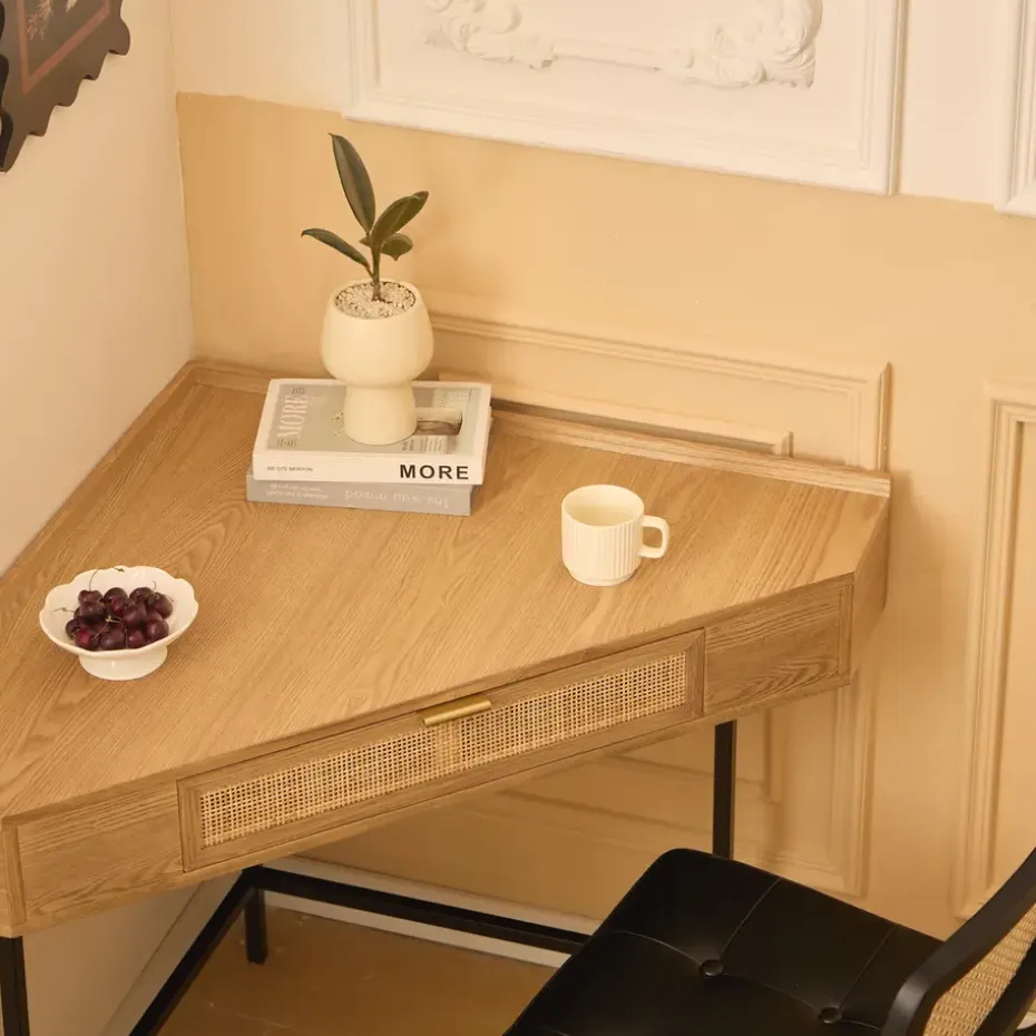 Hoekbureau van hout en rotan met 1 lade en metalen poten