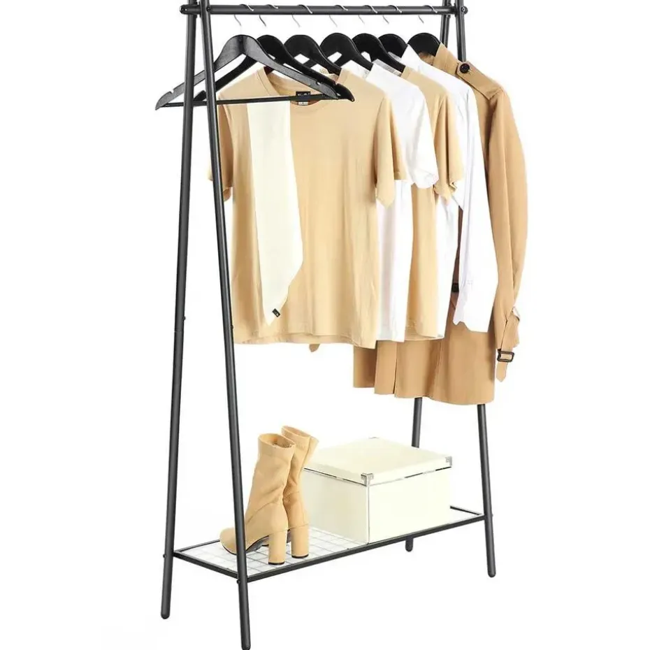 Matzwart kledingrek met stalen structuur en ophangrail