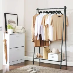 Matzwart kledingrek met stalen structuur en ophangrail