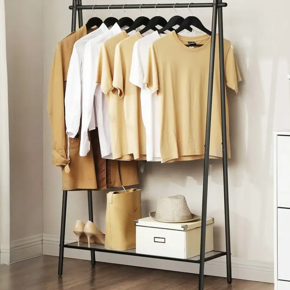 Matzwart kledingrek met stalen structuur en ophangrail