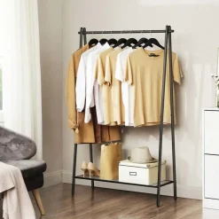 Matzwart kledingrek met stalen structuur en ophangrail