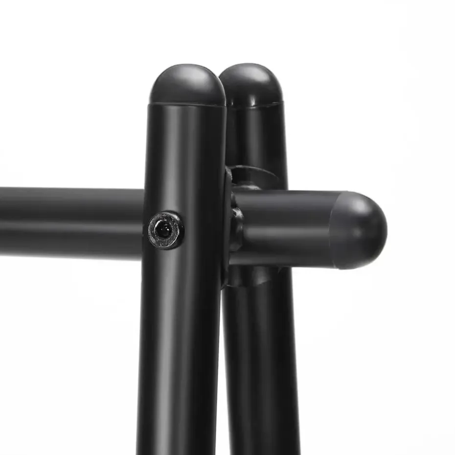 Matzwart kledingrek met stalen structuur en ophangrail