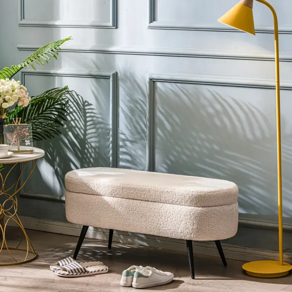 Metalen bank met witte krullen