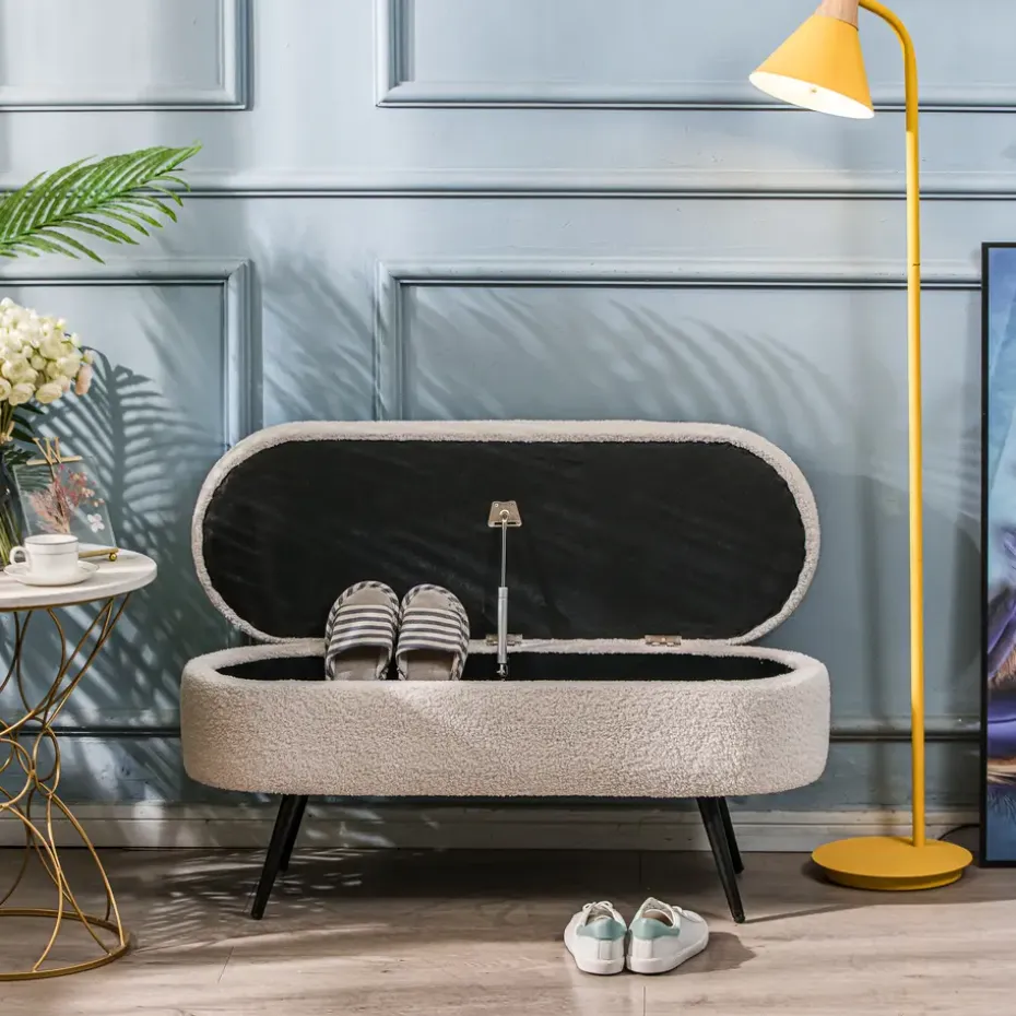 Metalen bank met witte krullen