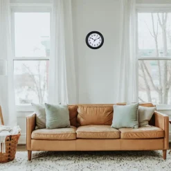 Ostaria Wandklok/muur klok - D22 cm - kunststof - zwart - kamer