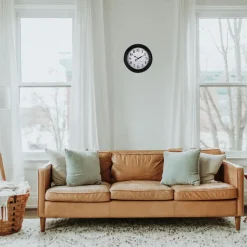 Ostaria Wandklok/muur klok - houtlook - D30cm - kunststof - zwart