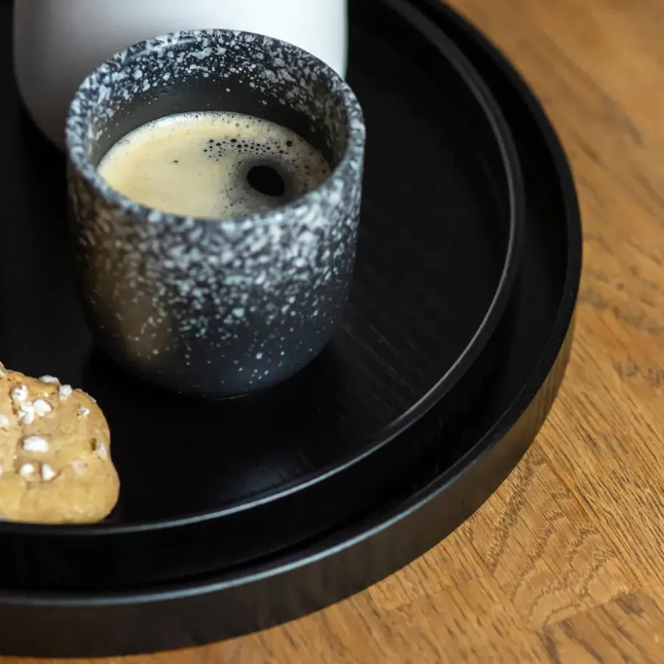 QUVIO Houten dienblad rond - Zwart - Maat S (24 cm)