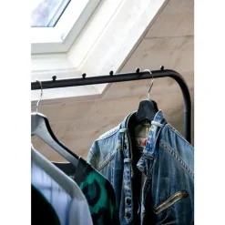 QUVIO Kledingrek met schoenen opbergruimte zwart