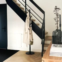 QUVIO Staande kapstok hout - Zwart