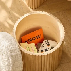 Set van een houten salontafel en 2 witte poefs